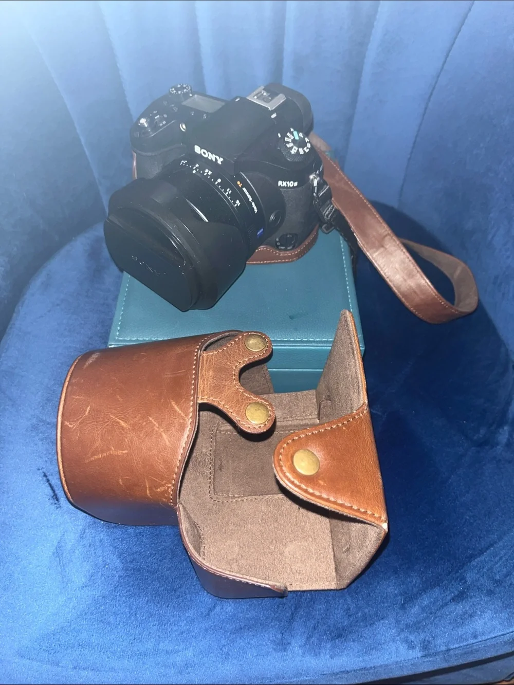 Sony RX10 III Black Compact Bridge Camera with Leather Strap, Case AND Charger!